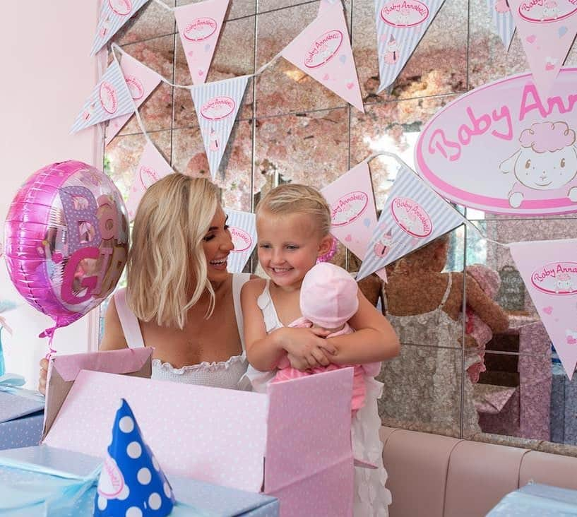 ビリー・フェアーズさんのインスタグラム写真 - (ビリー・フェアーズInstagram)「Last week was amazing fun! Nelly and I hosted the Baby Annabell Birthday Party for her school friends to celebrate the launch of the brand new Baby Annabell doll which is amazing! Nelly has loved Baby Annabell forever and she was so excited to throw her a party. Make sure you follow @babyannabelluk so you know exactly when the doll goes on sale and where you can buy it from! For all the pictures from the party and an interview see next week's OK!」8月4日 3時14分 - billieshepherdofficial