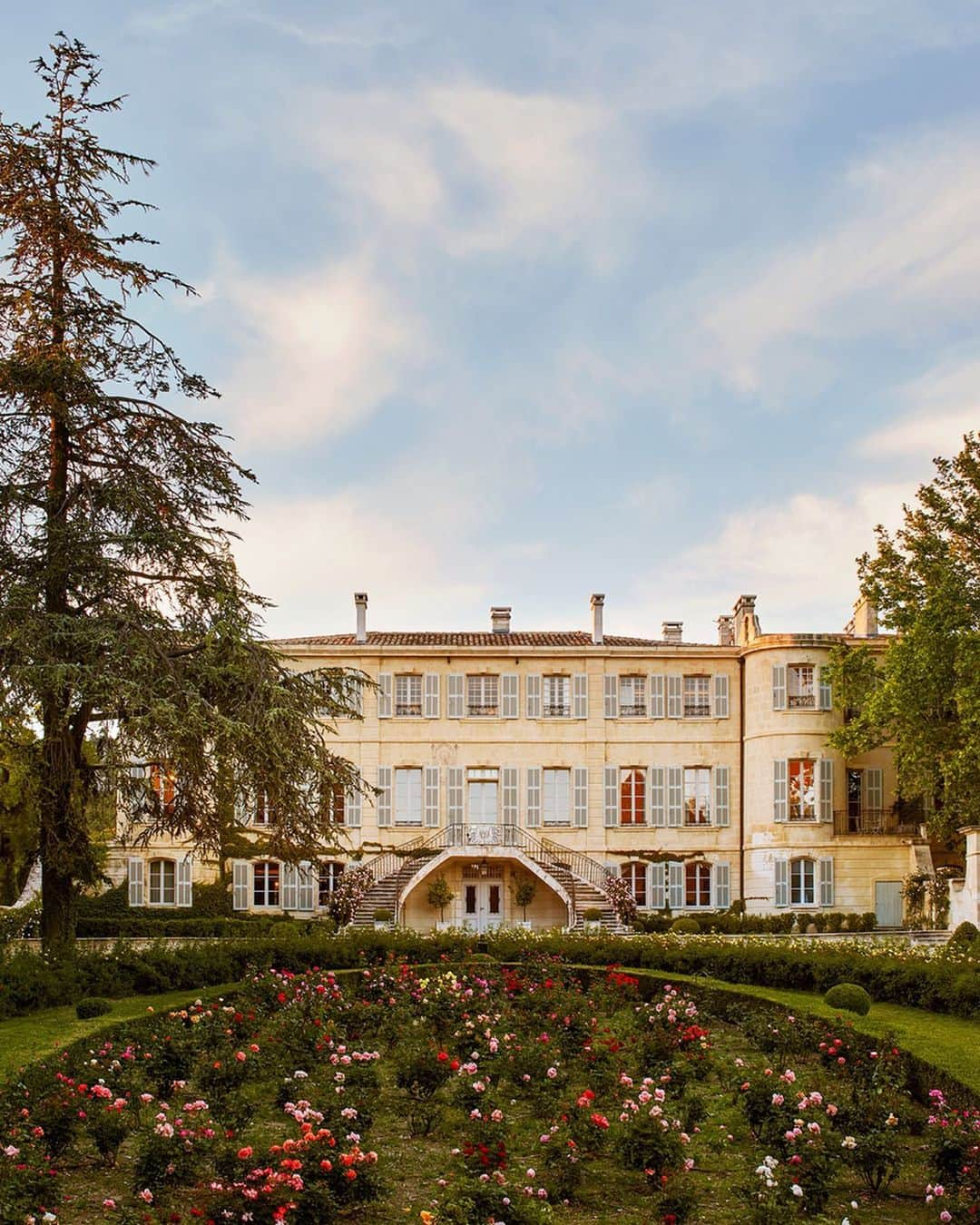 Airbnbさんのインスタグラム写真 - (AirbnbInstagram)「Revel in eighteenth century history at this stunning chateau. This #AirbnbLuxe property is renowned for its ornate architecture, sprawling stunning grounds, and legendary olive oil and wine production.  Take in the view from the southern slopes of the Alpilles while you roam the historical grounds. Treat yourself to your very own hammam and experience French luxury in ten grand bedrooms overlooking a private pool.  Tap the link in our bio to discover more.」8月4日 3時17分 - airbnb