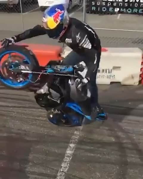 レッドブルのインスタグラム：「Who needs two wheels anyway? 🌪 🏃‍♂️ @aaroncolton  #wheelie #moto #wheelies #redbull #givesyouwings」