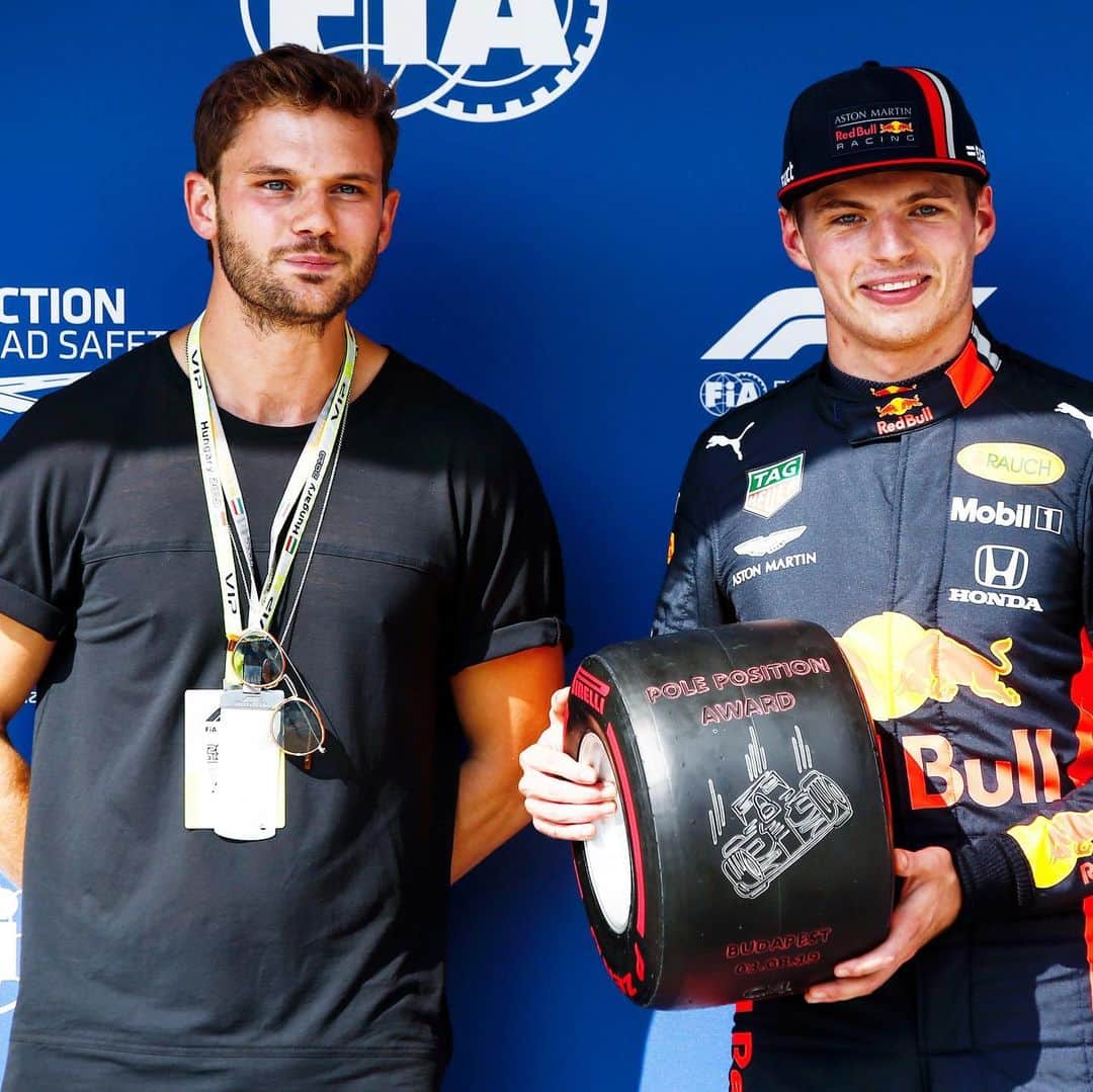 F1さんのインスタグラム写真 - (F1Instagram)「Hard to tell who’s most excited 😆@maxverstappen1 got his first ever #PirelliPolePositionAward from actor and huge #F1 fan @jeremy.irvine . #Formula1 #Verstappen #HungarianGP #RedBull #Pirelli @pirelli_motorsport」8月4日 3時25分 - f1