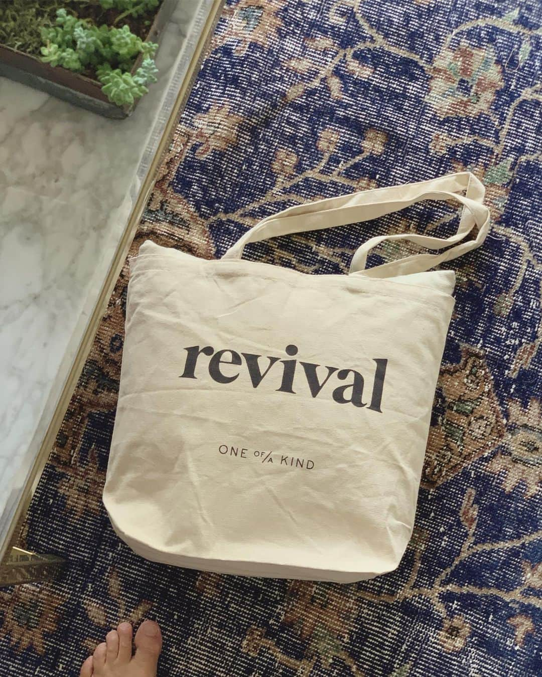 マックス・エマーソンさんのインスタグラム写真 - (マックス・エマーソンInstagram)「SURPRISE belated birthday present for Andres! Thank you so much @revival_rugs for the incredible addition to our home. It feels complete now!」8月4日 3時33分 - maxisms