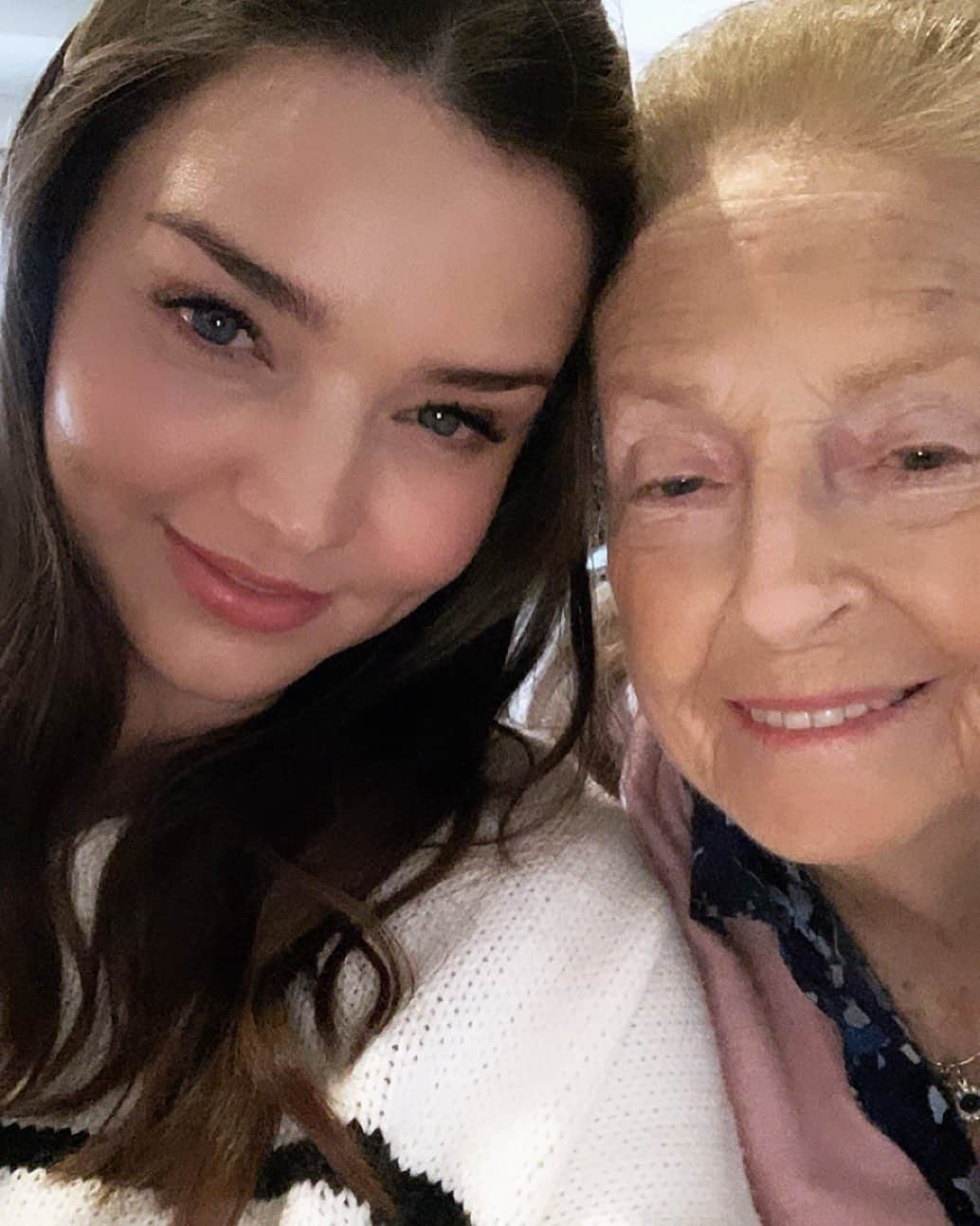 ミランダ・カーさんのインスタグラム写真 - (ミランダ・カーInstagram)「Happy Birthday Doris 🎂🌈💕🌸🙌🏻🎉」8月4日 3時35分 - mirandakerr