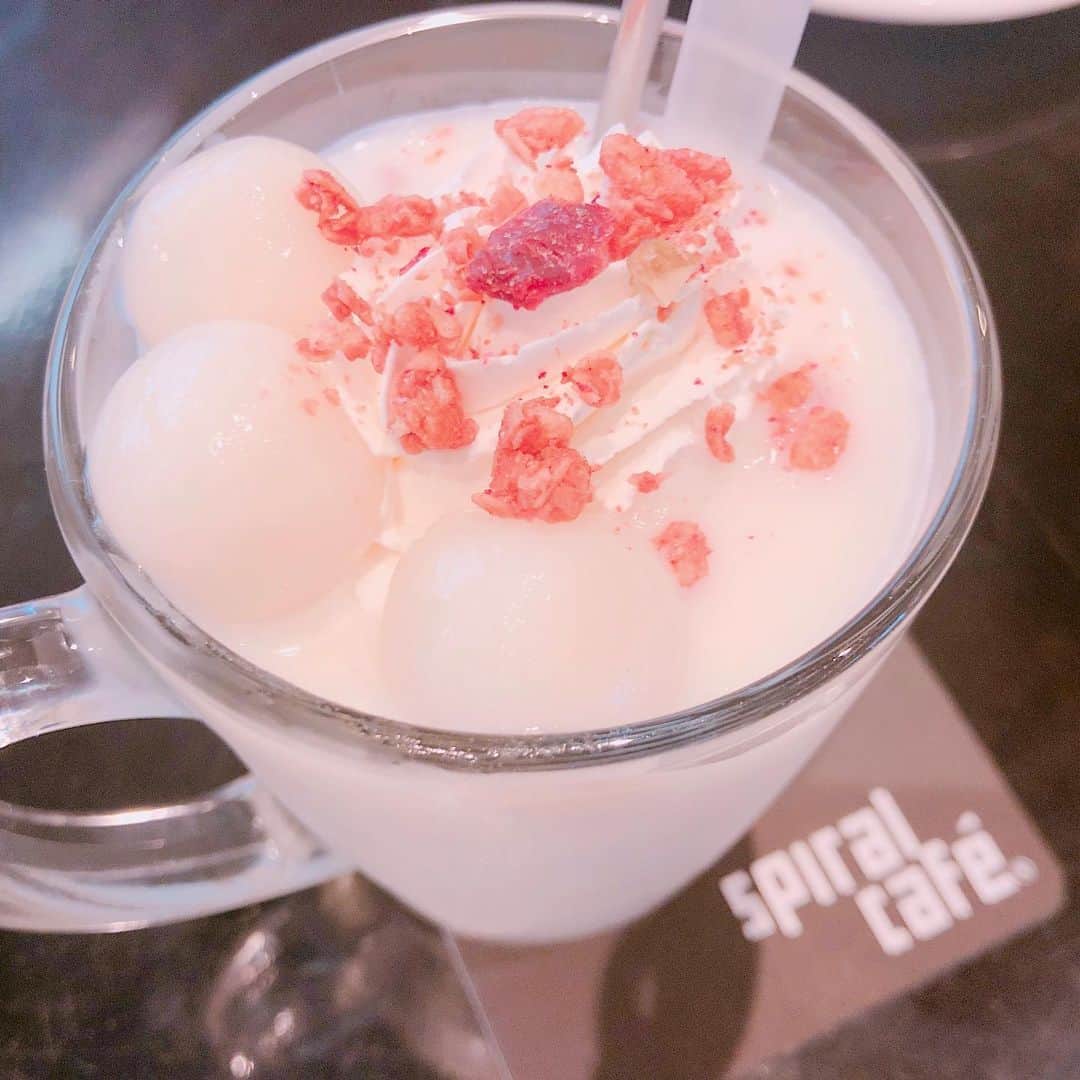 増田愛里菜さんのインスタグラム写真 - (増田愛里菜Instagram)「みむちゃんと撮影終わりにランチしに青山にある#スパイラルカフェ へ🍽🍰✨ . . 今、Spiral Cafe では 北海道内でそれぞれに異なるコンセプトを持つ店舗でコーヒーを提供するMORIHICO.（モリヒコ）のメニューを限定販売してるよ👀☕️💕 . . . わたしはMORIHICO.名物  #雪のおしるこ の夏バージョン 【#雪のおしるこスムージー 】を頼んだのだけど、、 これ本当に美味しかった🤤✨✨ . 白あんと濃厚ミルクのスムージーの食感がなんとも😂💭⛄️🍨🌸 . . みむちゃん( @u0829u )はスペシャルティ・コーヒーの#ストロベリーモカ を注文してたよ🐰☕️🍓 . . ふたりで雲丹のパスタまでしっかり食べてお腹いっぱい〜🥰 . . ※期間限定コラボメニューは2019.7.12〜8.12まで食べられるよ☺︎ . #spiralcafe #morihico #cafe #food #foodie #gourmet #sweets #北海道 #モリヒコ #コーヒー #水出しコーヒー #ストロベリーモカ #雪のおしるこ #スパイラルカフェ #カフェ #グルメ #青山 #南青山 #表参道 #東京 #東京カフェ #東京グルメ」8月4日 3時46分 - masuuu_324