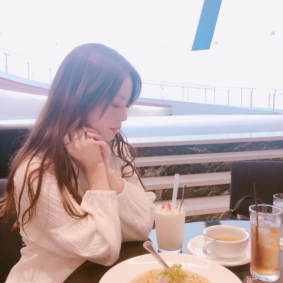 増田愛里菜さんのインスタグラム写真 - (増田愛里菜Instagram)「みむちゃんと撮影終わりにランチしに青山にある#スパイラルカフェ へ🍽🍰✨ . . 今、Spiral Cafe では 北海道内でそれぞれに異なるコンセプトを持つ店舗でコーヒーを提供するMORIHICO.（モリヒコ）のメニューを限定販売してるよ👀☕️💕 . . . わたしはMORIHICO.名物  #雪のおしるこ の夏バージョン 【#雪のおしるこスムージー 】を頼んだのだけど、、 これ本当に美味しかった🤤✨✨ . 白あんと濃厚ミルクのスムージーの食感がなんとも😂💭⛄️🍨🌸 . . みむちゃん( @u0829u )はスペシャルティ・コーヒーの#ストロベリーモカ を注文してたよ🐰☕️🍓 . . ふたりで雲丹のパスタまでしっかり食べてお腹いっぱい〜🥰 . . ※期間限定コラボメニューは2019.7.12〜8.12まで食べられるよ☺︎ . #spiralcafe #morihico #cafe #food #foodie #gourmet #sweets #北海道 #モリヒコ #コーヒー #水出しコーヒー #ストロベリーモカ #雪のおしるこ #スパイラルカフェ #カフェ #グルメ #青山 #南青山 #表参道 #東京 #東京カフェ #東京グルメ」8月4日 3時46分 - masuuu_324