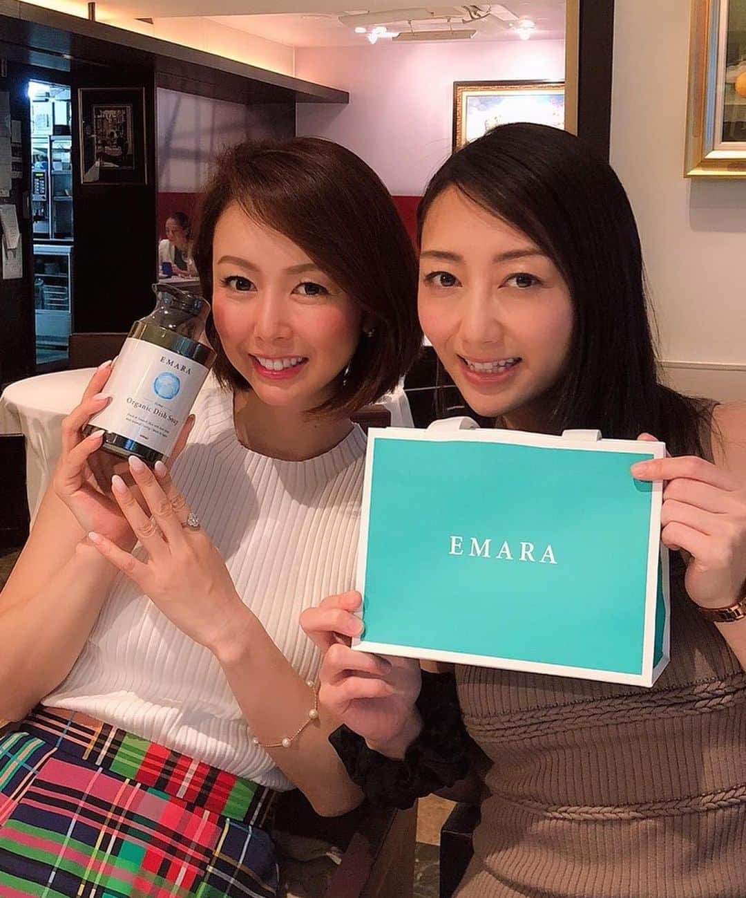 大湯みほさんのインスタグラム写真 - (大湯みほInstagram)「……… 『EMARA』🌱organic dish soap✨は、私も普段から愛用させていただいてます💕 ・ ✨ぬか漬け✨ワークショップ🍆や、アレンジレシピ🍴を作ったり、水回りの作業が多い私にとって本当に嬉しい✨dish soap🌱✨なんです💕 ・ これに変えてから、本当に手荒れもなく✨しっとりスベスベ😍ハンドクリームを塗ったかのような使い心地✨organicなので香りも優しく✨安心して使える洗剤🍽🌱✨なので、食器を洗うのが毎日楽しくなりました💕 ・ のぶこりん🐶の愛のこもった✨『 EMARA 』✨は、男性用 bodysoap🧼女性用 body soap🌺もあって、どちらも天然 organic成分配合で、とっても香りがい〜い〜ので☺️💕皆さまも、ぜひ一度試してみてほしいなぁ✨『EMARA』✨にてチェックしてみて下さいね(^-^)v ・ #emara #herb #organic #natural #soap #bodysoap #produce by #宮崎宣子 #reception #celebrate #healthy #health #beauty #恵比寿 #abysse #emaraorganic #organicbodysoap #organicdishsoap」8月4日 3時45分 - nukazukemiho0320