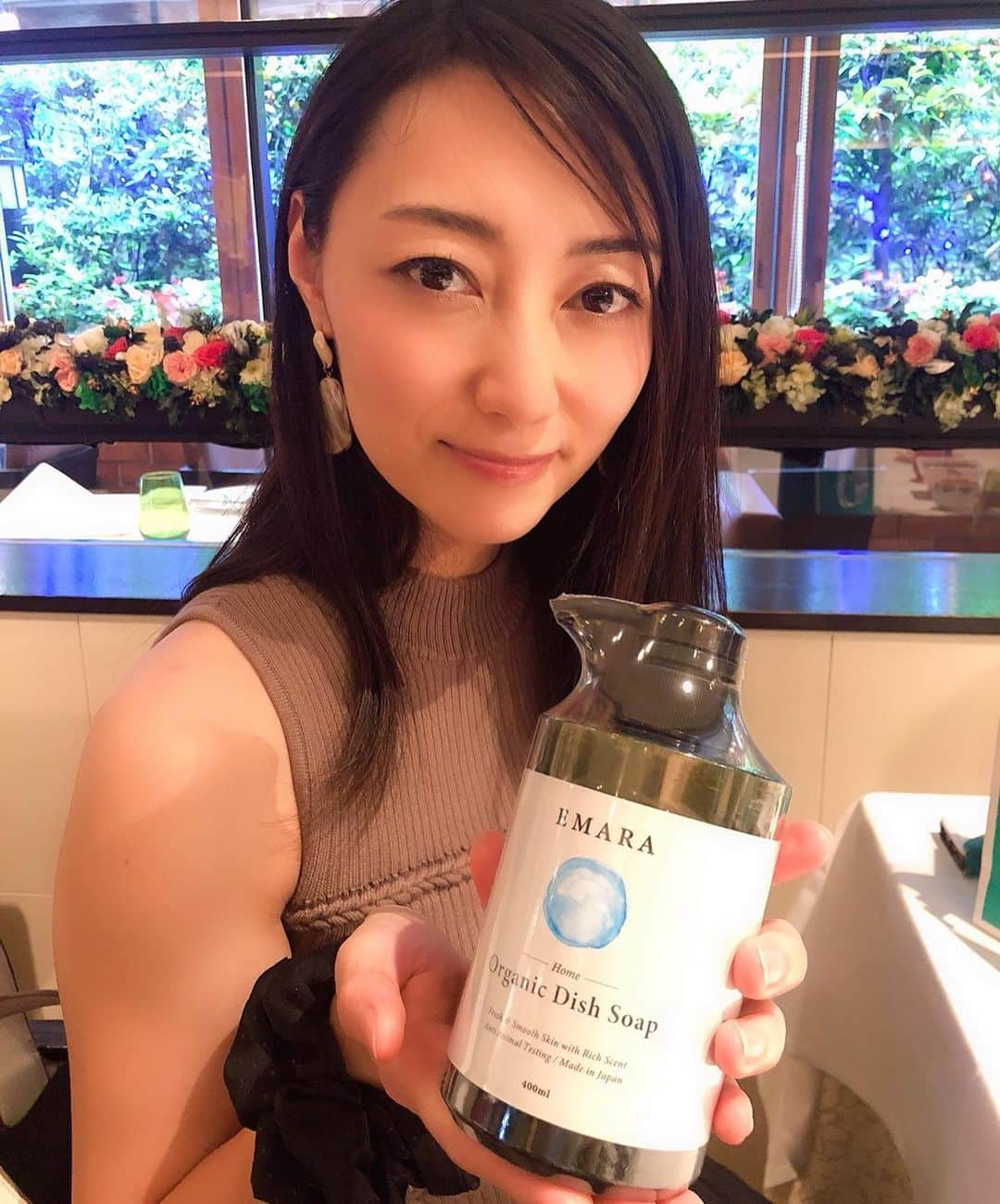 大湯みほさんのインスタグラム写真 - (大湯みほInstagram)「……… 『EMARA』🌱organic dish soap✨は、私も普段から愛用させていただいてます💕 ・ ✨ぬか漬け✨ワークショップ🍆や、アレンジレシピ🍴を作ったり、水回りの作業が多い私にとって本当に嬉しい✨dish soap🌱✨なんです💕 ・ これに変えてから、本当に手荒れもなく✨しっとりスベスベ😍ハンドクリームを塗ったかのような使い心地✨organicなので香りも優しく✨安心して使える洗剤🍽🌱✨なので、食器を洗うのが毎日楽しくなりました💕 ・ のぶこりん🐶の愛のこもった✨『 EMARA 』✨は、男性用 bodysoap🧼女性用 body soap🌺もあって、どちらも天然 organic成分配合で、とっても香りがい〜い〜ので☺️💕皆さまも、ぜひ一度試してみてほしいなぁ✨『EMARA』✨にてチェックしてみて下さいね(^-^)v ・ #emara #herb #organic #natural #soap #bodysoap #produce by #宮崎宣子 #reception #celebrate #healthy #health #beauty #恵比寿 #abysse #emaraorganic #organicbodysoap #organicdishsoap」8月4日 3時45分 - nukazukemiho0320