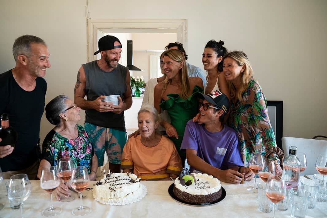 アンナ・デッロ・ルッソさんのインスタグラム写真 - (アンナ・デッロ・ルッソInstagram)「Extended Family ❤️❤️❤️ pic by @ilbiondo___ 📸 such a nice Diana and Ciccio birthday celebration 🎂🎉🎉🎉」8月4日 3時39分 - annadellorusso