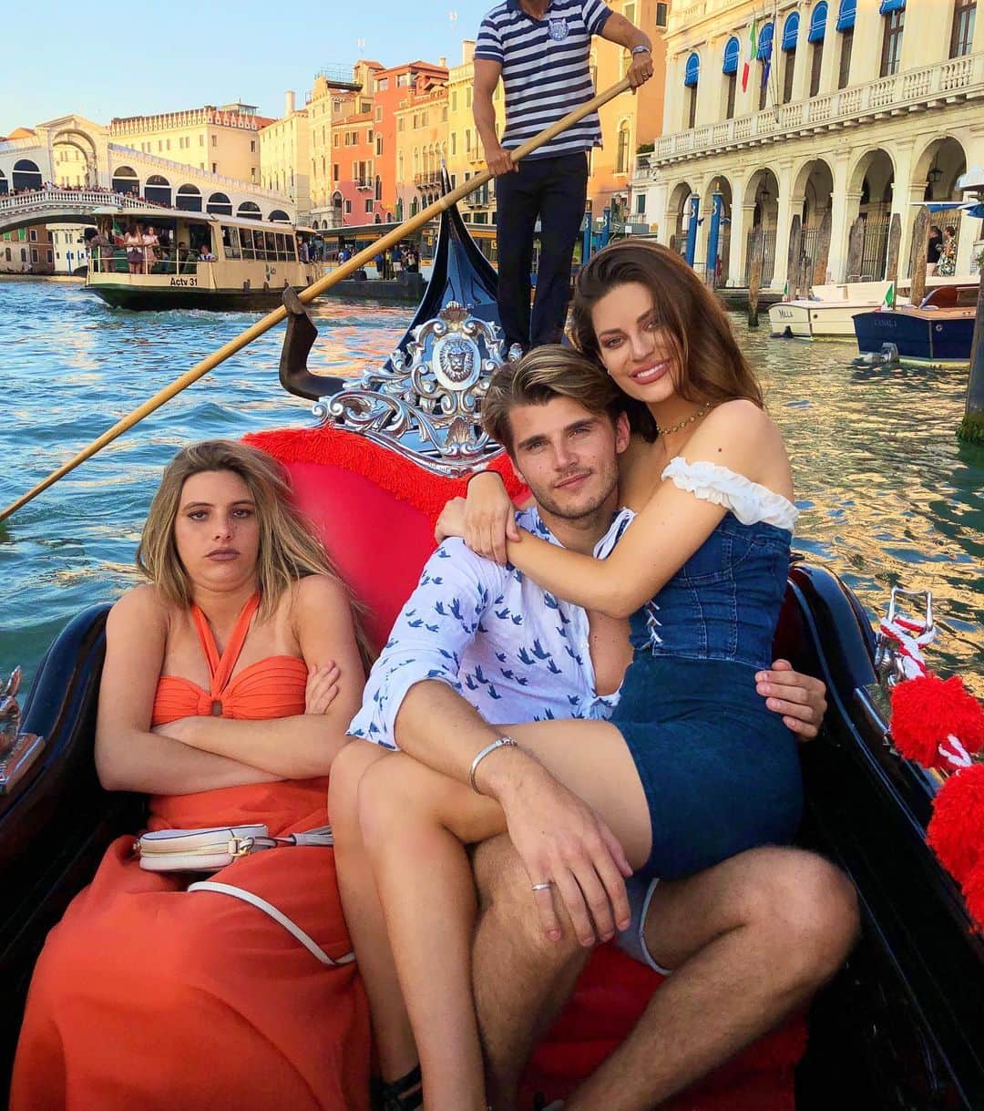 Leleponsさんのインスタグラム写真 - (LeleponsInstagram)「Happy to be a third wheeler again 💔😑 (tag a single friend)」8月4日 3時49分 - lelepons