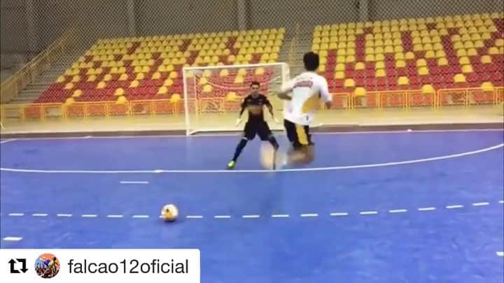 アレッサンドロ・ローザ・ヴィエイラのインスタグラム：「VÍDEO - Desafie seus amigos !! A brincadeira é, o goleiro só pode pular pra cima , não pode pular para trás ... Quem consegue?? 😁🤷🏻‍♂️ #OREI 👑 - @pedroluiscamarg @mauro.sandri ——- Challenge your friends!!!! The goalkeeper can only jump up, no jumping backwards!! Who get this? 😁🤷🏻‍♂ #TheKing 👑」