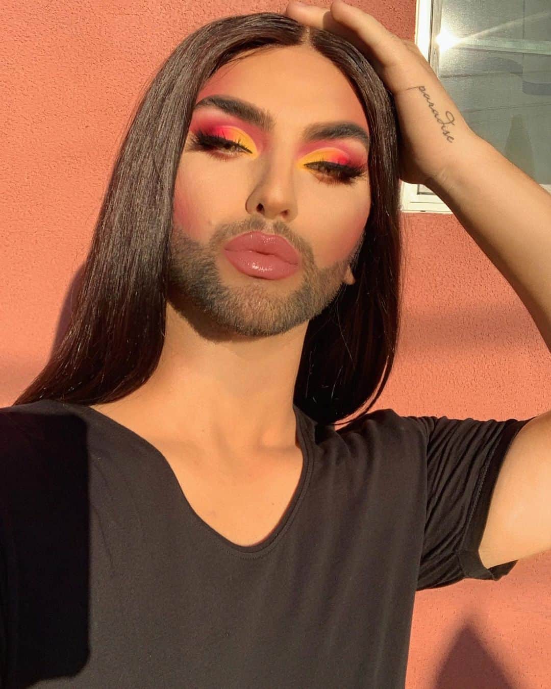 A riel D iazのインスタグラム：「🌅 Paradise🌅  Inspired by @alexademie @raoulalejandre  Eyes: @anastasiabeverlyhills primer & @alyssaedwards_1 palette (used on face too) & Liner. @natashadenona sunrise palette.  @lillylashes Carmel lashes.  Lips: @maccosmetics embrace me, @patmcgrathreal Donatella lipstick @dominiquecosmetics peach tea.  Face: @tatcha water cream & silk peony eye cream. @anastasiabeverlyhills Foundation & banana powder, @toofaced BTW concealer. @ctilburymakeup film star bronze & glow.」