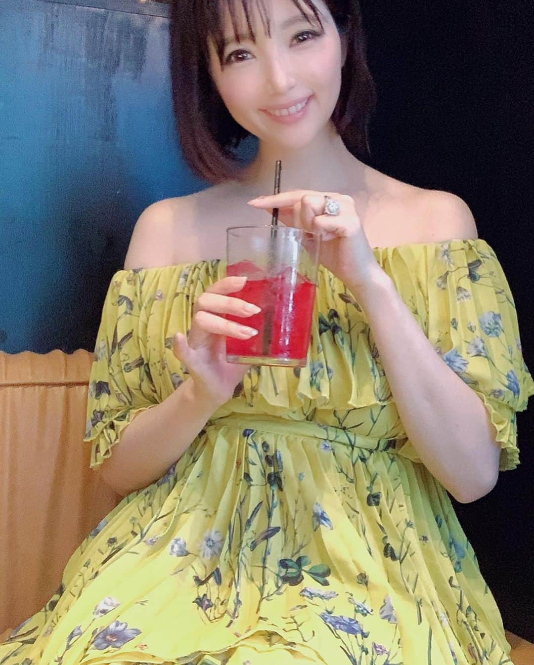 森下悠里さんのインスタグラム写真 - (森下悠里Instagram)「yellow💛って 私のブルベの白い肌色には似合わないかな？と思ってたけど @selectshop.leeen のこのワンピは 凄いいい感じ✨ - 着やすくてエレガントなドレスだよ👗 - 猛暑な日々が続くけど日焼け厳禁🙅‍♀️ 私は私らしく 流行りに流されず 真っ白&透明感up 白雪肌目指していきますねー✨ - @selectshop.leeen #fashion #instafashion #fashionista #yellow #dress」8月4日 3時57分 - yuurimorishita