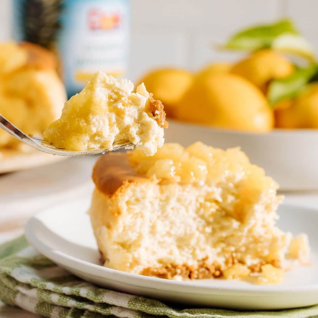 のインスタグラム：「Make the most tempting dessert under the sun with our Pineapple Cheesecake recipe. With an ultra-creamy filling and sweet Dole Crushed Pineapple topping, it adds a twist of flavor to an already loved recipe. #DoleRecipes」