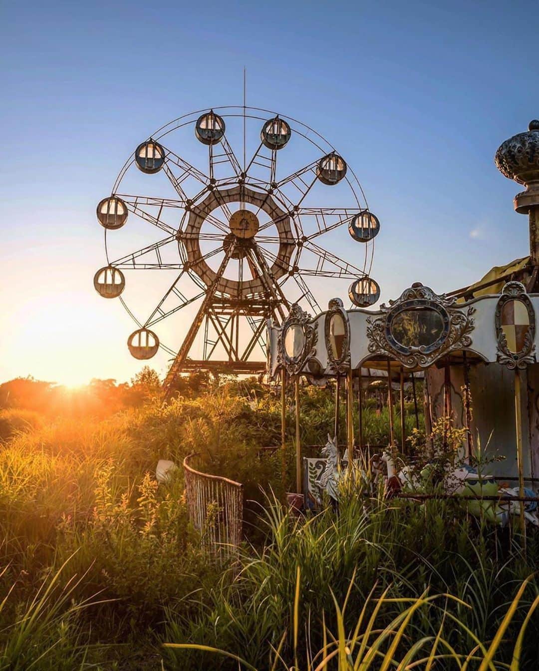 Abandoned Placesさんのインスタグラム写真 - (Abandoned PlacesInstagram)「Sunset at an abandoned amusement park in Japan. Photography by @gnek69_urbex」8月4日 4時00分 - itsabandoned