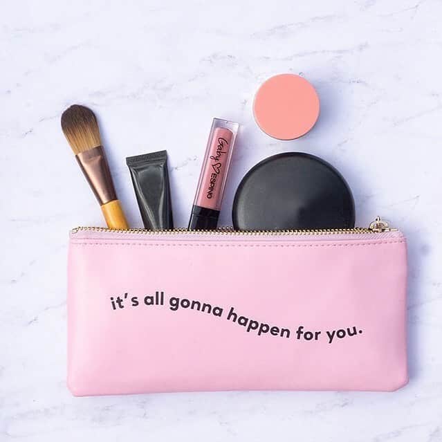 Gaby Espinoさんのインスタグラム写真 - (Gaby EspinoInstagram)「¿Qué es lo que no puede faltar en tu makeup bag? 💄💋🙃 | #Freckels Available at GabyEspino.com」8月4日 4時02分 - gabyespino