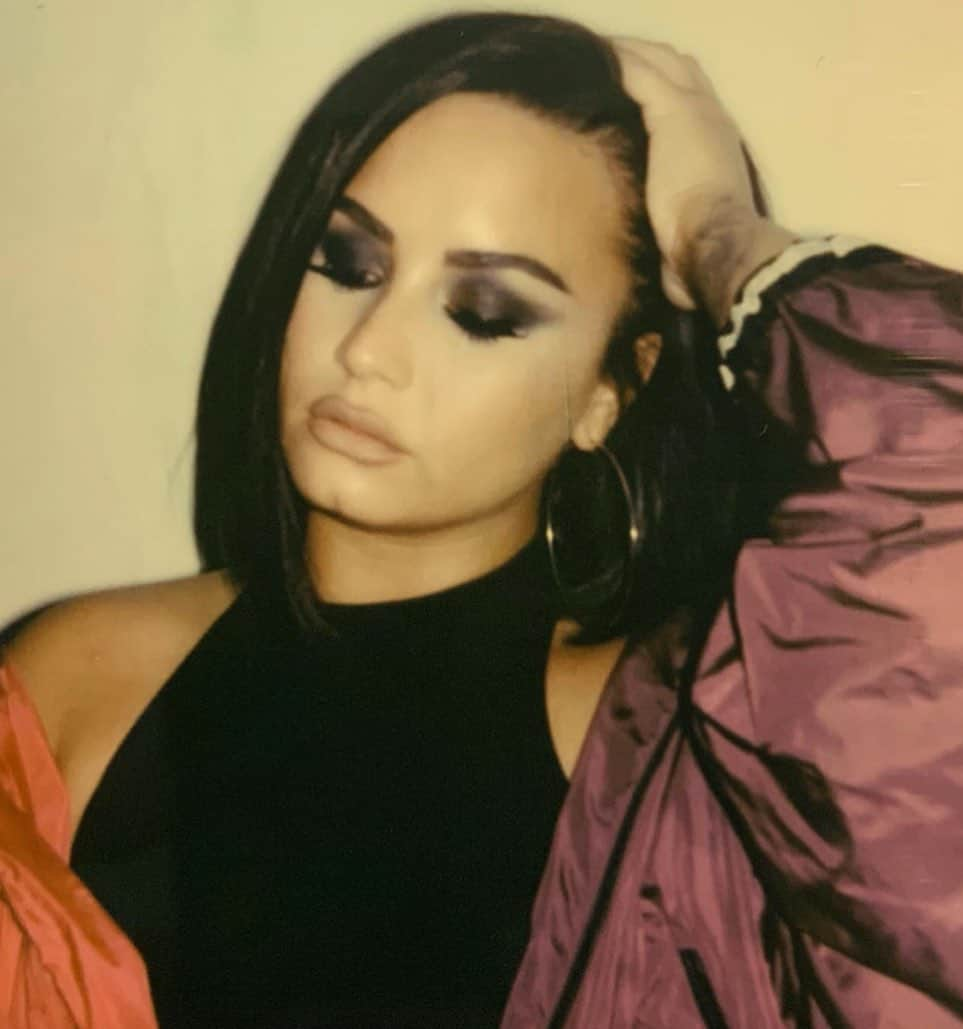 ポール・ノートンさんのインスタグラム写真 - (ポール・ノートンInstagram)「EMO VIBES - @ddlovato #hair by Me @leobypaulnorton using @hottoolspro & @unite_hair w/ #makeup by @rokaelbeauty #demilovato」8月4日 4時11分 - paulnortonhair