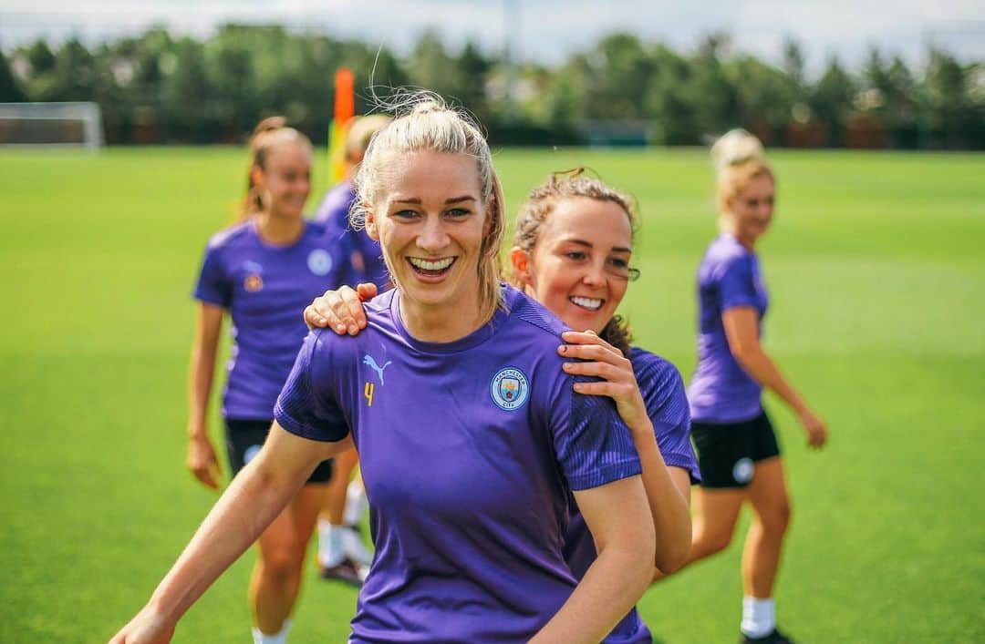 ジェンマ・ボナーのインスタグラム：「6 consecutive days of training got @carolineweir95 hanging on 😅」