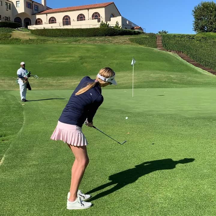 アンナ・ローソンのインスタグラム：「Chilly dipped it!!!!! but who cares when I made the putt!!! 😜 #itsnotinthehole 🤣 #golf #pxgtroops #torysport #25weeks 🤰🏼」