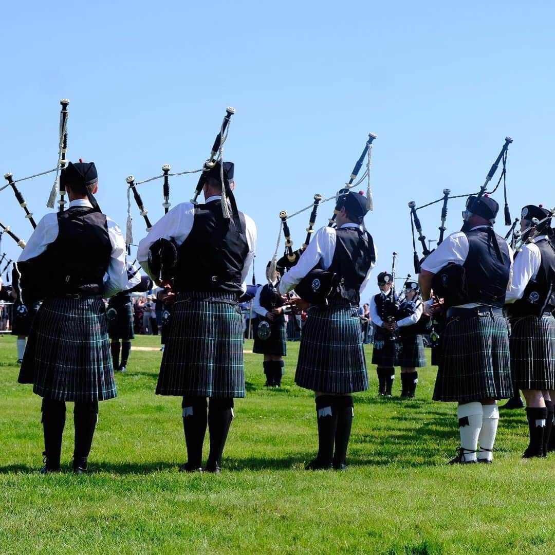 クラレンス邸さんのインスタグラム写真 - (クラレンス邸Instagram)「The Duke of Rothesay, as The Prince of Wales is known in Scotland, today attended the Mey Highland and Cultural Games.  First held in the village of Mey for The Queen Mother’s 70th birthday, the Games celebrate the hospitality, culture and talents of the people of the North Highlands.  In the foreword for the programme, HRH said: “It was with the greatest of pride that I followed in the footsteps of my Grandmother, Queen Elizabeth The Queen Mother, as Chieftain in 2002, thus continuing the tradition she had started in the early 1970’s when these games began.” • Congratulations to all of today’s competitors, including Tug of War winners, @helpforheroes! 👏  Images 1 and 4 - PA」8月4日 4時36分 - clarencehouse