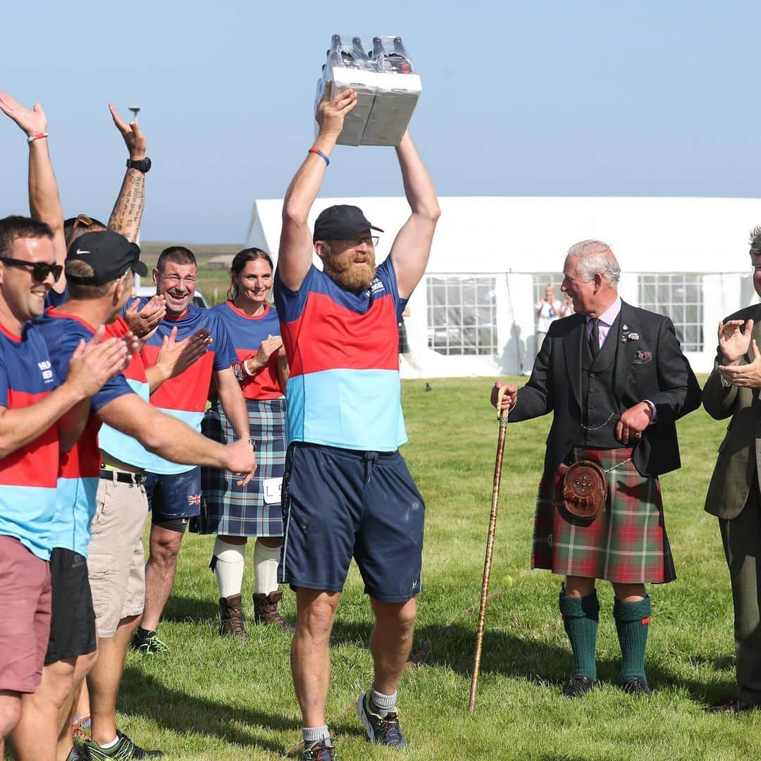 クラレンス邸さんのインスタグラム写真 - (クラレンス邸Instagram)「The Duke of Rothesay, as The Prince of Wales is known in Scotland, today attended the Mey Highland and Cultural Games.  First held in the village of Mey for The Queen Mother’s 70th birthday, the Games celebrate the hospitality, culture and talents of the people of the North Highlands.  In the foreword for the programme, HRH said: “It was with the greatest of pride that I followed in the footsteps of my Grandmother, Queen Elizabeth The Queen Mother, as Chieftain in 2002, thus continuing the tradition she had started in the early 1970’s when these games began.” • Congratulations to all of today’s competitors, including Tug of War winners, @helpforheroes! 👏  Images 1 and 4 - PA」8月4日 4時36分 - clarencehouse