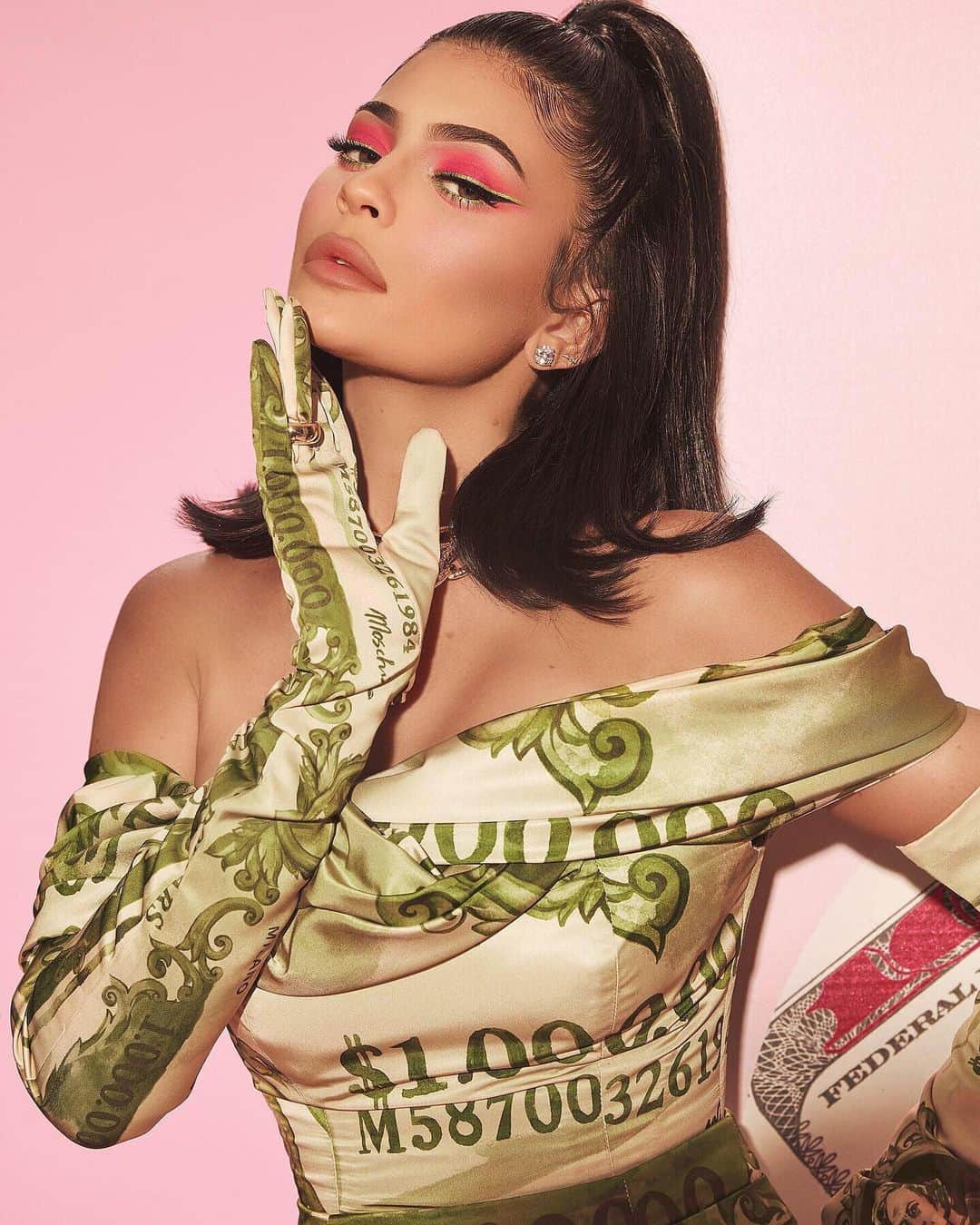 Kylie Cosmeticsさんのインスタグラム写真 - (Kylie CosmeticsInstagram)「Birthday Vibes 💸💗💚 @kyliejenner is wearing the You’re So Money palette, KYLIE Velvet Matte Lip, Black Bday Liner, & 22 Carats Jelly Kylighter ✨ all launching 8/10」8月4日 4時52分 - kyliecosmetics