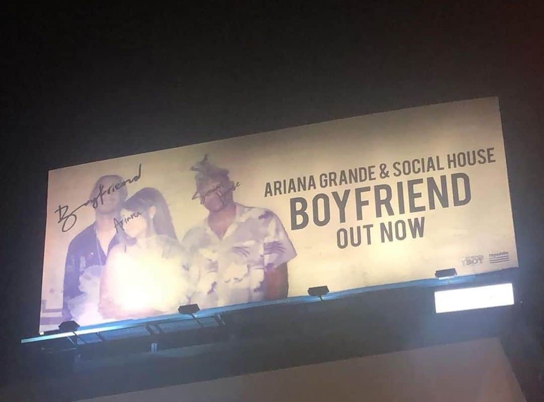 Alfredo Floresさんのインスタグラム写真 - (Alfredo FloresInstagram)「Never gets old! #Boyfriend billboards in LA and NYC!!! 📸 @arianagrande @socialhouse 🏹 out everywhere now!!!」8月4日 4時54分 - alfredoflores