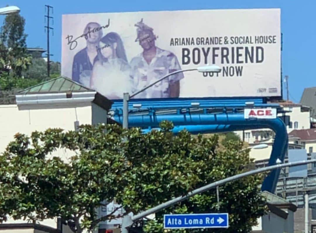 Alfredo Floresさんのインスタグラム写真 - (Alfredo FloresInstagram)「Never gets old! #Boyfriend billboards in LA and NYC!!! 📸 @arianagrande @socialhouse 🏹 out everywhere now!!!」8月4日 4時54分 - alfredoflores