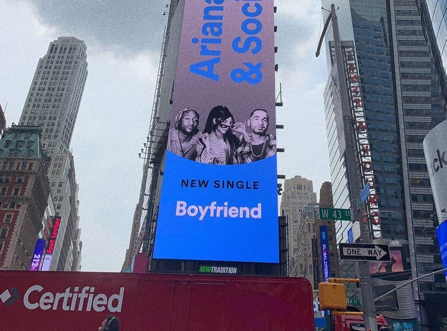 Alfredo Floresさんのインスタグラム写真 - (Alfredo FloresInstagram)「Never gets old! #Boyfriend billboards in LA and NYC!!! 📸 @arianagrande @socialhouse 🏹 out everywhere now!!!」8月4日 4時54分 - alfredoflores