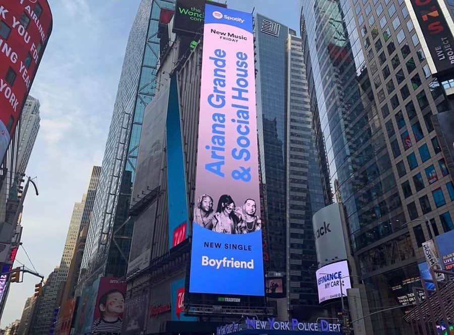 Alfredo Floresのインスタグラム：「Never gets old! #Boyfriend billboards in LA and NYC!!! 📸 @arianagrande @socialhouse 🏹 out everywhere now!!!」