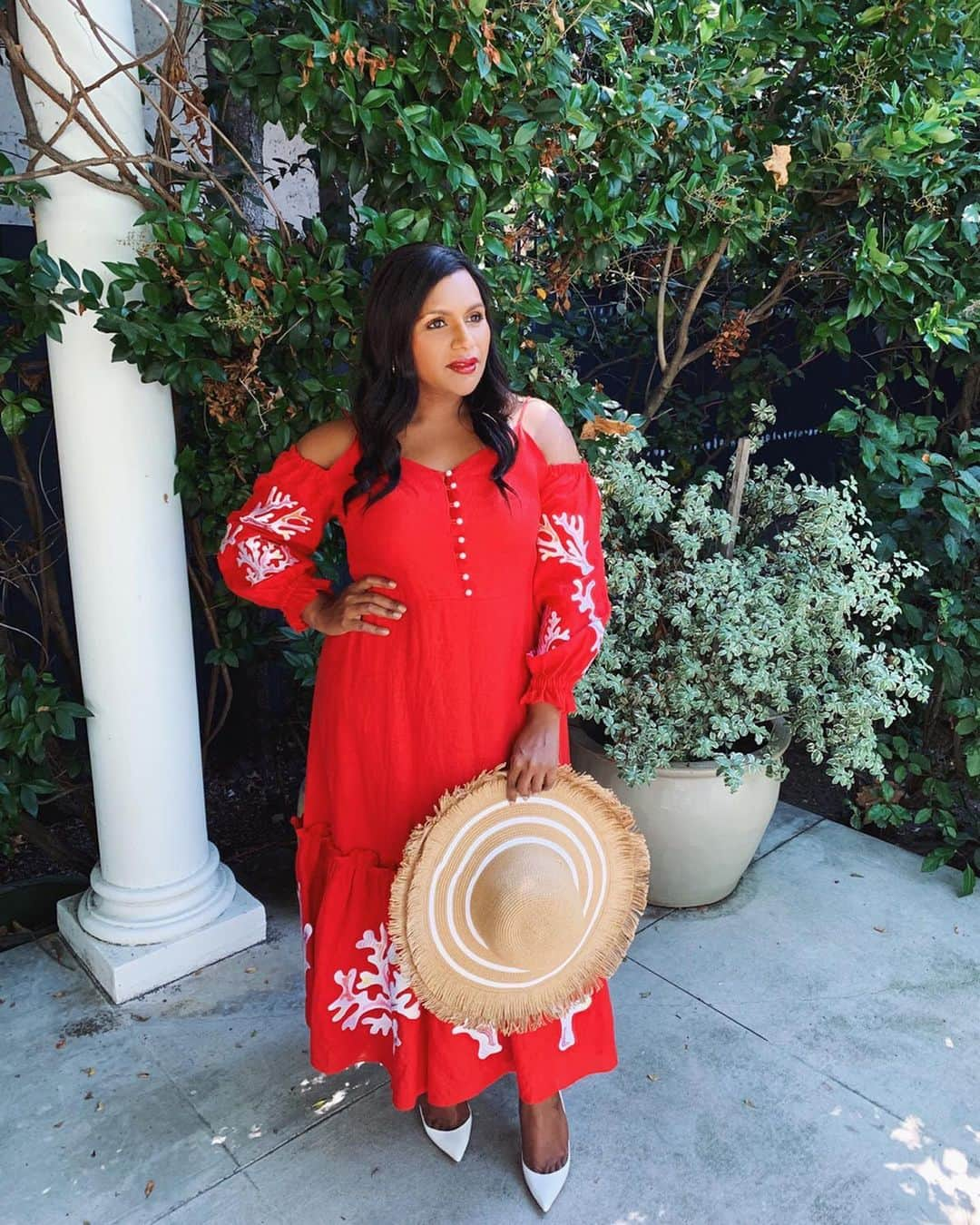 ミンディ・カリングさんのインスタグラム写真 - (ミンディ・カリングInstagram)「Feeling like a vacation in Maui ❤️ (but I’m in my backyard)」8月4日 4時59分 - mindykaling