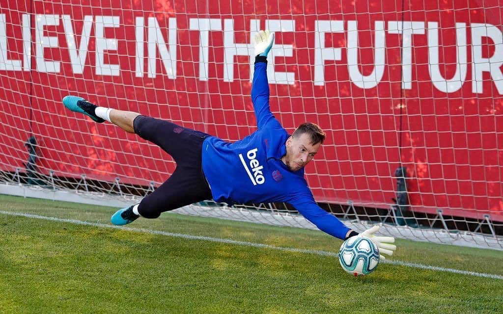 ノルベルト・ムラーラ・ネトのインスタグラム：「Safe 🙌🏼⚽️ @fcbarcelona」