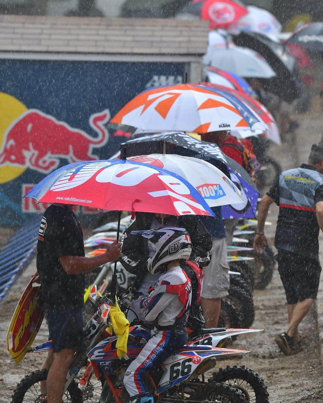 Racer X Onlineさんのインスタグラム写真 - (Racer X OnlineInstagram)「It took until the last day—and the final two motos—but the rains have hit @lorettalynnmx. ☔️ | Photo: @christianemunoz」8月4日 5時29分 - racerxonline