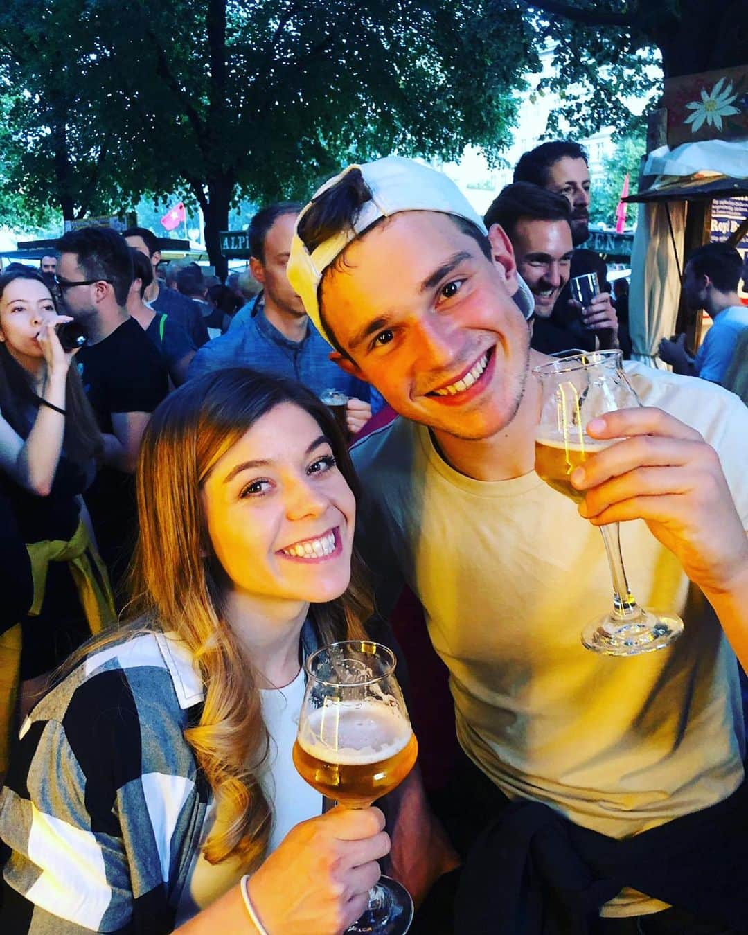 ミリアム・ツィーグラーのインスタグラム：「Berlin beer festival - how can you not go when it‘s literally taking place 5 min from where you live? 😍🍻 #berlinbeerfestival #eveningout #meandtheboys」