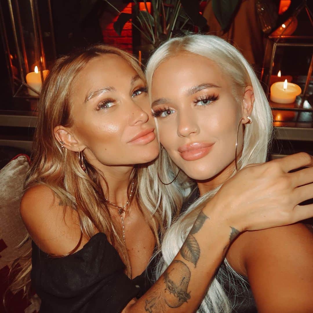 ルー・ティーズデールのインスタグラム：「Happy 21st my favouritest, prettiest, strongest most special girl 🕊 I love you so much I’m here for you everyday forever. I’m 15 years older than you but you teach me so much. Never lose sight of who you are and what you want I’ll be by your side to support you, guide you, cuddle you and never judge you. Oh and cook you a separate shepherds pie with no bits ❤️🤮 x —- EVERY PIC wearing @revolve x」