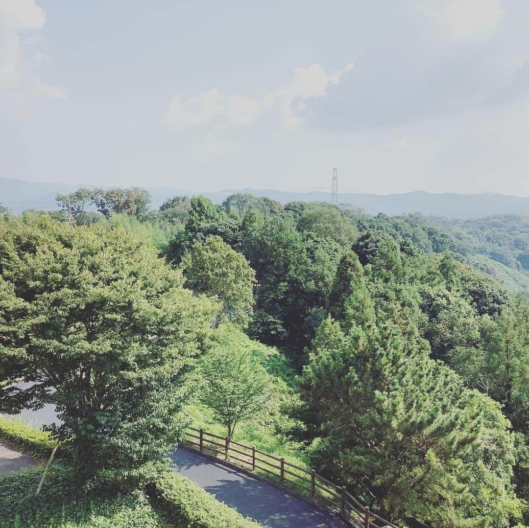 桑原麻美さんのインスタグラム写真 - (桑原麻美Instagram)「神戸のつもりで来たら、 案外、山の方でビックリ！  イングリッシュキャンプ♪ 暑〜い中、汗だくで BBQをし、 プールで遊び、外国人の先生と 英語で過ごした１泊２日。 「楽しかった〜！」 の娘たちの言葉と笑顔が、 親としての何よりの喜び✨ ・・・・・・・・ アナウンサーが教える 声と話し方のメルマガ  ご登録はプロフィール欄から♡ @asami_kuwabara  #アナウンサー#フリーアナウンサー#司会者#話し方講師#話し方レッスン名古屋#イングリッシュキャンプ#母娘旅」8月4日 15時20分 - asami_kuwabara