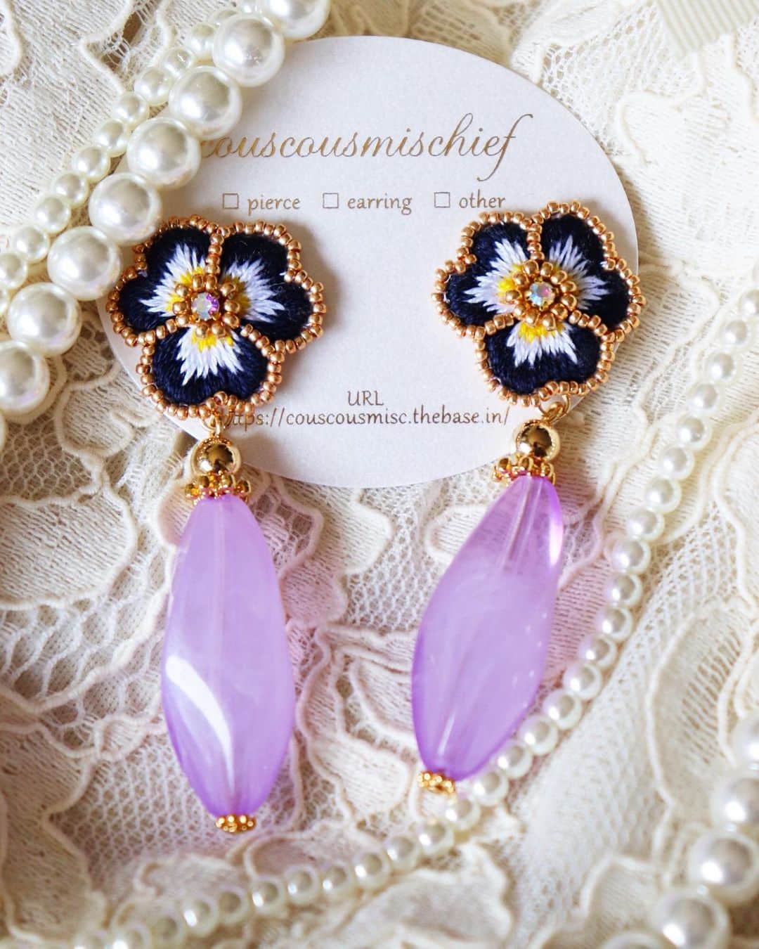 handmade shopのインスタグラム：「online shopオープンしてます🌼﻿ ﻿ リピーターさんやご新規さんも﻿ ご注文ありがとうございます✨﻿ お気遣いの言葉などもありがとうございます❣️﻿ ﻿ リピーターさんの中には﻿ 3個や4個もお持ちの方がいらっしゃるかと﻿ 思います😊♡﻿ クスクスミスチーフのアクセサリーを﻿ 好きでいてくれてすごく嬉しいです❤️❤️❤️﻿ ﻿ online shopは8月の中頃まで﻿ 開けようと思います！🌷﻿ ほとんどのものが1点ものになりますので﻿ ぜひonline shopをチェックしてみてください✨﻿ パンジーデザインは数少なくなってきました！﻿ 気になる方はお早めに🙆‍♀️﻿ ﻿ 画像より動画の方がアクセサリーの雰囲気が﻿ わかるかと思いますのでストーリーズに﻿ 動画アップしていきますね😙﻿ ﻿ オリジナルのboxに入れて発送しますので﻿ プレゼントにもおすすめです✨﻿ ﻿ 気になることはお気軽にDMから﻿ お問い合わせください🌱🌱🌱﻿ ﻿ The sale will start on August 3rd at 23:00.﻿ We are shipping overseas.﻿ ﻿ ﻿ ﻿ ﻿ #フラワーアクセサリー #ビジューピアス#大ぶりピアス #大ぶりイヤリング」