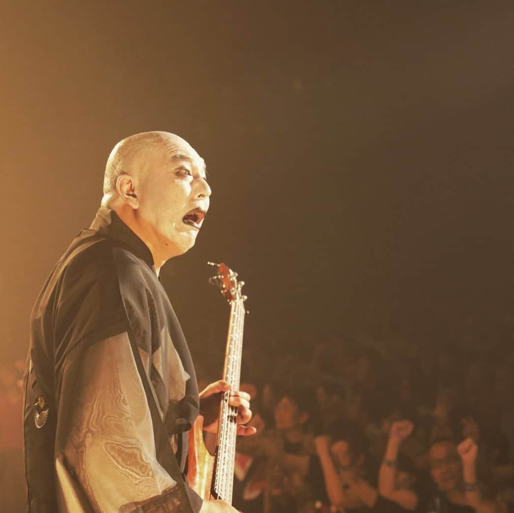 人間椅子さんのインスタグラム写真 - (人間椅子Instagram)「#鈴木研一 #livephoto #tourfinal #bassist #bassplayers #toyosupit #ベーシスト #袈裟 #白塗りメイク #豊洲ピットlive」8月4日 15時22分 - ningen_isu