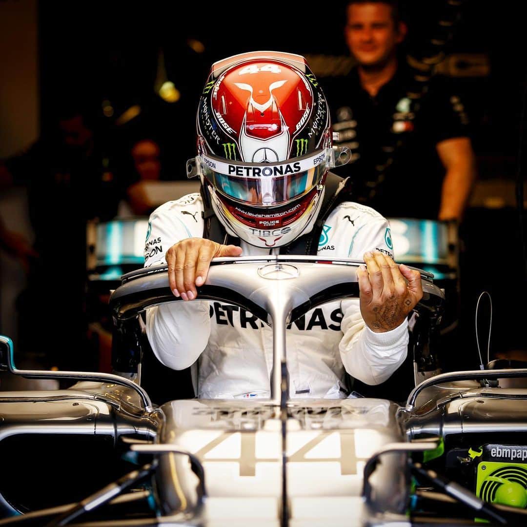 MERCEDES AMG PETRONASさんのインスタグラム写真 - (MERCEDES AMG PETRONASInstagram)「Race day ready 👊 Let’s show them what we’ve got, Team! Where will you be tuning in from for today’s #HungarianGP?! 🌍 • #MercedesAMGF1 #Mercedes #F1 #LH44 #RaceDay #PETRONASmotorsports」8月4日 15時23分 - mercedesamgf1