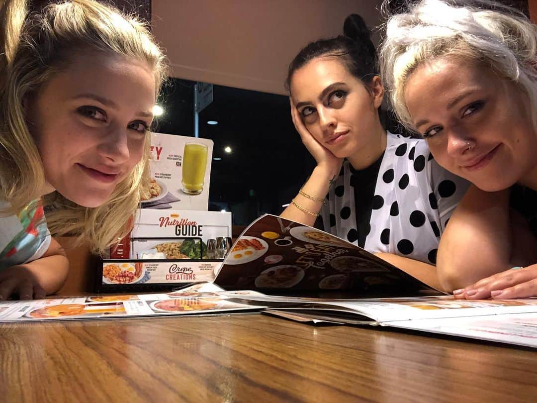 リリ・ラインハルトのインスタグラム：「Is Denny’s a 10 on the scale of intoxication?」