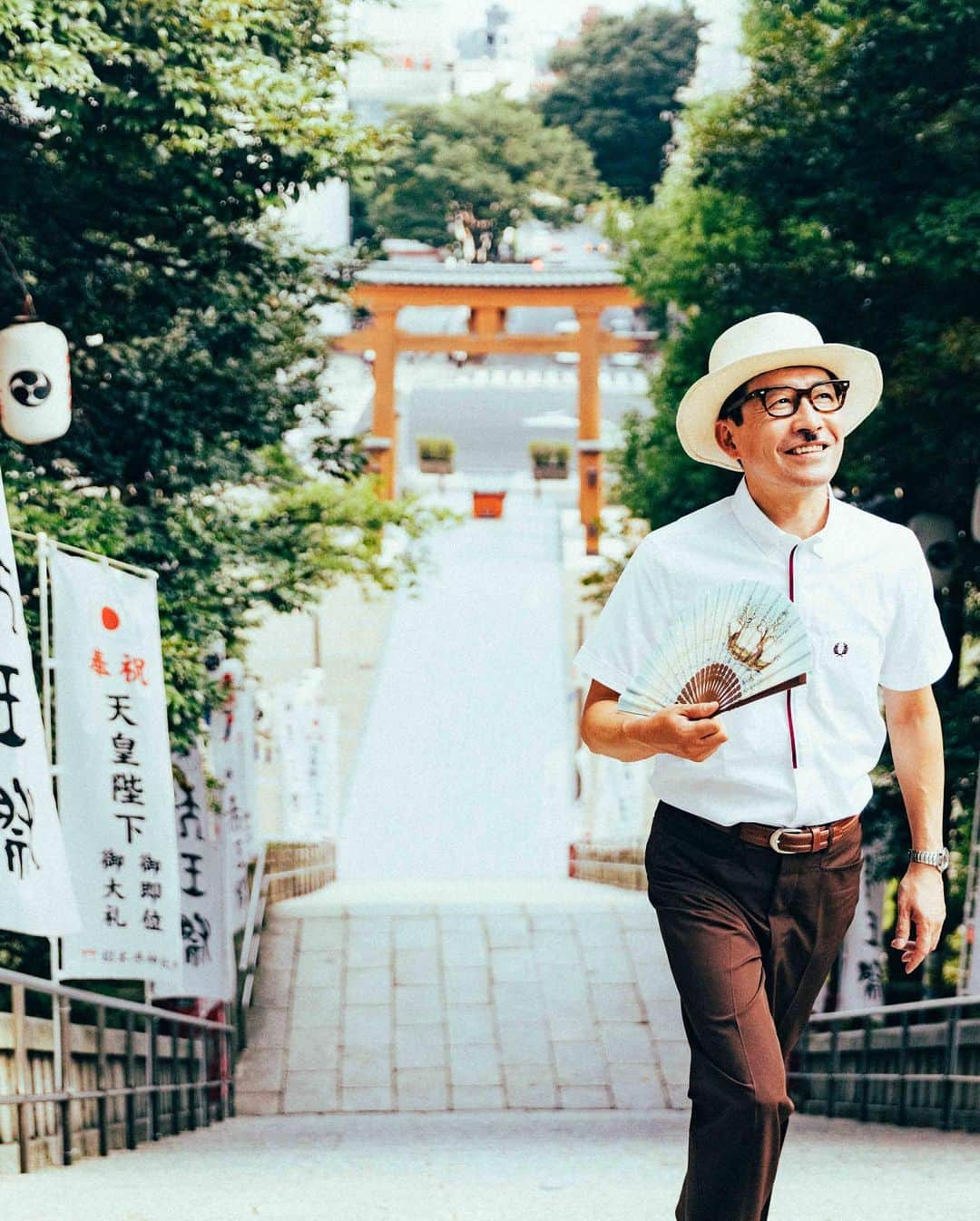 岩井ジョニ男さんのインスタグラム写真 - (岩井ジョニ男Instagram)「「岩井ジョニ男の週末旅スタ」は日本遺産をめぐる旅を始めます。「日本遺産」とは文化庁が推進する、各地域の有形・無形の文化財群を、広く発信する取り組みのひとつ。初回にお送りするのは、宇都宮の大谷石の物語。  約1500 万年前に起こった海底火山の噴火により生み出された凝灰岩の地層。そこで生まれた大谷石は、この地の暮らしと文化に深く根ざしてきました。  地中から大谷石を掘り出し、暮らしに活かしてきた人々の歴史と、石にまつわる物語をお伝えします。  #1 かつて250箇所以上あったという大谷石の採掘場。石の隙間から差し込む地上の光は背筋が伸びるほど美しいものでした。昭和に入るまで石の切り出しは手作業で行われ、長さ90ｃｍの石材1本を作り出すため、石工は約4000回もつるはしをふるいました。  #2 江戸時代に始まった大谷石の採掘は、地下に巨大な迷宮を産み出しました。カネイリヤマ採石場跡地は2万平方メートルにも及ぶ広大な地下空間。夏でも冷たい空気が張り詰める坑内は，天井を支えるための柱が立ち並び，行く先々を照らす明かりが美しいシルエットを作り上げます。  #3 下野「一の宮」と呼ばれていたことから、宇都宮の地名がついたといわれます。宇都宮の街は二荒山神社とともに歩んできたといっても過言ではありません。  #4 緑に苔むした大谷石は、宇都宮の人が石とともに歩んだ長い歴史を感じさせます。境内にはお酒の神様と知られる松尾大社など12の末社が祀られています。  #岩井ジョニ男 #iwaijonio  #jonioIwai #岩井ジョニ男の週末旅スタグラム #週末旅スタ #ジョニスタグラム #jonistagram  #japanheritage #日本遺産 #宇都宮 #大谷石 #oyastone  #大谷石文化 #大谷石資料館 #二荒山神社」8月4日 15時31分 - iwaigawa_jonio_iwai