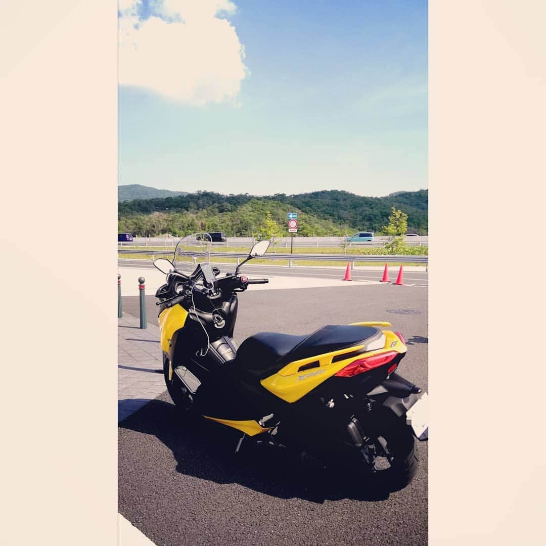 松本隆博のインスタグラム：「。 昨日車で大分から兵庫まで 車で走り、今日はバイクで ちょいと散歩ヽ(^o^)丿。 台風来る前に走りたい！ バイクにETC付けたので 嬉しくなって高速乗り、さて 日本海くらい行ってみよ♪(^-^) 楽勝ーーー。 ……こんな元気な、、 初老シンガーソングライター を皆さん宜しくー(^-^) 🎼.•*¨*•.•*¨*•.¸¸🎶」