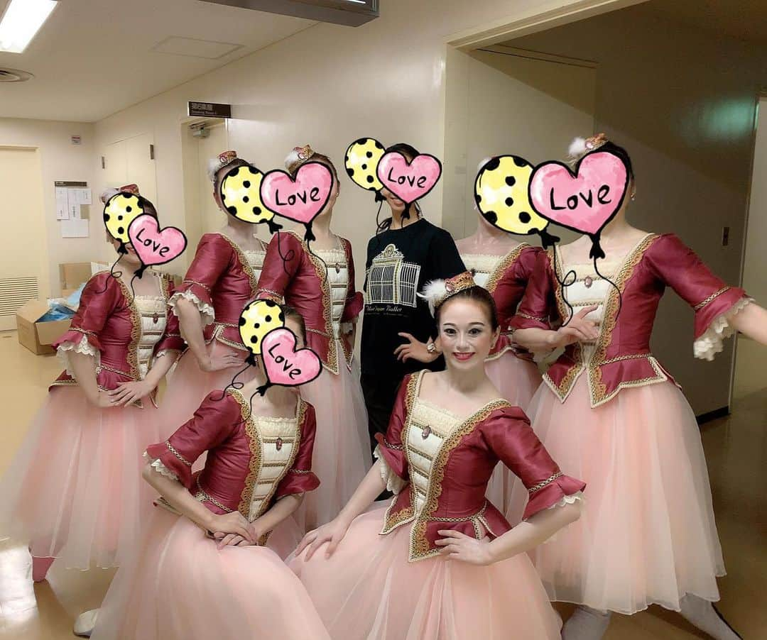 沢瀉美緒さんのインスタグラム写真 - (沢瀉美緒Instagram)「※ School performance ✨ . 今年はライモンダを踊りました✨ . 年齢も、キャリアも、お仕事も みんなそれぞれ違うステキな仲間と先生と💛 . 許可取ってないからスタンプで ごめんなさい🙏 . #ballet #バレエ #schoolperformance #発表会 #大人バレエ #balletmakeup #makeup #stagecostume #バレエ衣装 #バレエメイク」8月4日 15時37分 - mio_omodaka