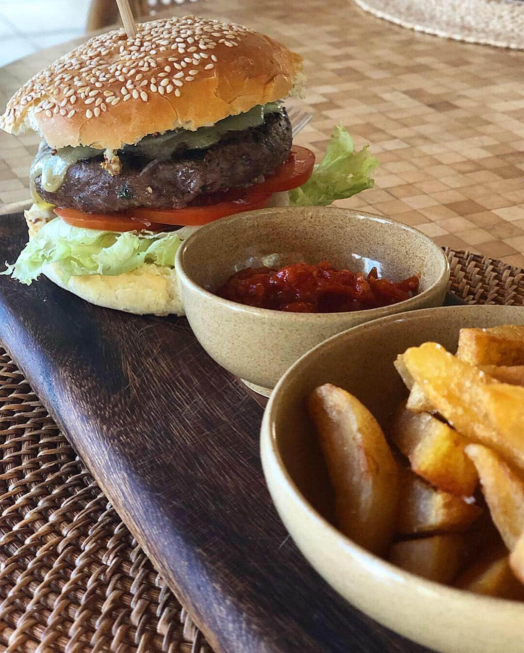 川人未帆さんのインスタグラム写真 - (川人未帆Instagram)「・ プライベートビーチクラブでランチ⛱ ミーゴレンとバリライムパイが美味しかった💕 髪ボサボサだったからヘアバンド。 右手がぎこちない笑笑 ・ Tops: @tomorrowland_womens  Pants: @jandmdavidson  Hair accessory: @franceluxejapan」8月4日 15時38分 - miho0319kawahito