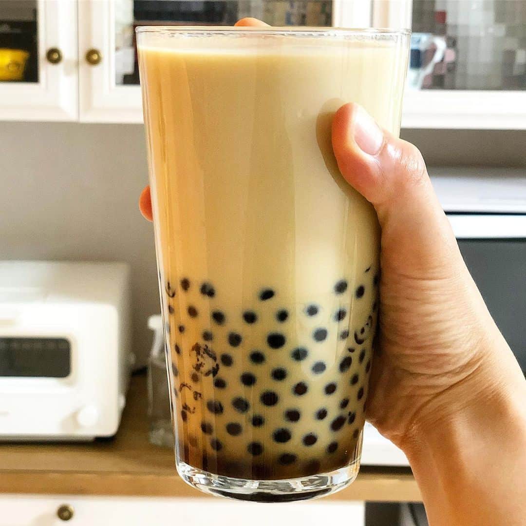 ロシアン佐藤のインスタグラム：「#家タピ タピオカ食べたすぎて！大量に煮た！  お鍋はフェザーウェイトっていうやつで、お気に入り！  熱伝導が良くてすぐ大量にお湯が湧く👵🏻」