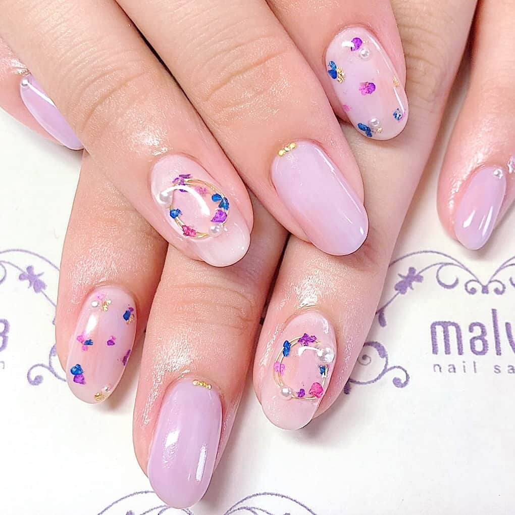 nailsalon malva（ネイルサロンマルヴァ）さんのインスタグラム写真 - (nailsalon malva（ネイルサロンマルヴァ）Instagram)「お客様ネイル💘⠀ 《ベーシックプラス094》⠀ ⠀ 以前るみりんごちゃんがされたデザイン⋆｡˚ ⋆｡˚ ❁⠀ ⠀ くすみカラーとドライフラワーがオトナ可愛い💕⠀ ⠀ nailsalon malva ⠀ ご予約はLINEからがオススメです☆⠀ 🌙原宿LINE ID→《@malva》⠀ ※@を忘れずに‼︎⠀ 全てのアートや料金表はHPより⠀ http://www.malvanail.com/sp/⠀ #malva#マルヴァ#ネイル#gelnail#nail#nailart#naildesign#nailstagram#ジェル#gel#ジェルネイル#ネイルデザイン#原宿ネイル#nailsalon#ネイルサロン#ネイルチップ#森絵里香#malvaネイル#malvanail#ネイリスト募集#美甲#ロシアンマニキュア#ハンドネイル#夏ネイル#네일#젤네일#甲油#指甲#beauty#ドライフラワー」8月4日 16時00分 - malva_nail