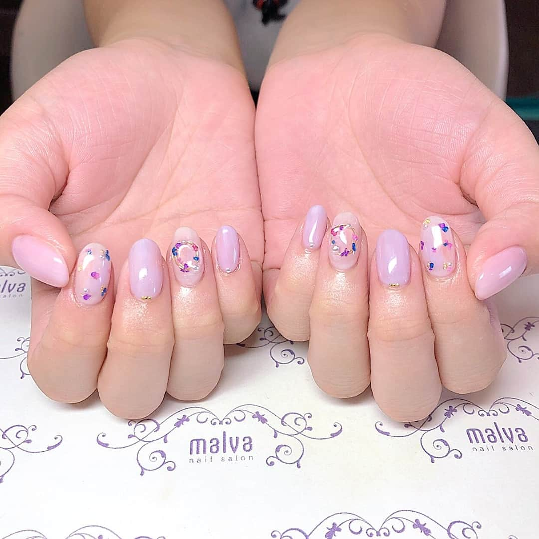 nailsalon malva（ネイルサロンマルヴァ）さんのインスタグラム写真 - (nailsalon malva（ネイルサロンマルヴァ）Instagram)「お客様ネイル💘⠀ 《ベーシックプラス094》⠀ ⠀ 以前るみりんごちゃんがされたデザイン⋆｡˚ ⋆｡˚ ❁⠀ ⠀ くすみカラーとドライフラワーがオトナ可愛い💕⠀ ⠀ nailsalon malva ⠀ ご予約はLINEからがオススメです☆⠀ 🌙原宿LINE ID→《@malva》⠀ ※@を忘れずに‼︎⠀ 全てのアートや料金表はHPより⠀ http://www.malvanail.com/sp/⠀ #malva#マルヴァ#ネイル#gelnail#nail#nailart#naildesign#nailstagram#ジェル#gel#ジェルネイル#ネイルデザイン#原宿ネイル#nailsalon#ネイルサロン#ネイルチップ#森絵里香#malvaネイル#malvanail#ネイリスト募集#美甲#ロシアンマニキュア#ハンドネイル#夏ネイル#네일#젤네일#甲油#指甲#beauty#ドライフラワー」8月4日 16時00分 - malva_nail