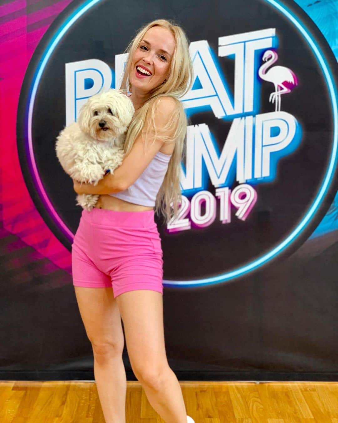 Nika Kljunのインスタグラム：「Always a pleasure being with you @thebeatcamp ! 💞 You know I wouldn’t miss you even in my busiest schedule! In fact, I brought my whole family (8 family members) and our puppy with me 💛😅 . Thank you dancers for your lovely energy, the most memorable beach party 😂⚡️, and thank you Tjasa & Mucho for having me again. Fam right here 💞🙏🏼 . #alllove #iloveyouguys #happytimes #summertimes #thebeatcamp #dancelife #croatiatravel #choreographer #nikakljun #cousinslove #mababieswithme」