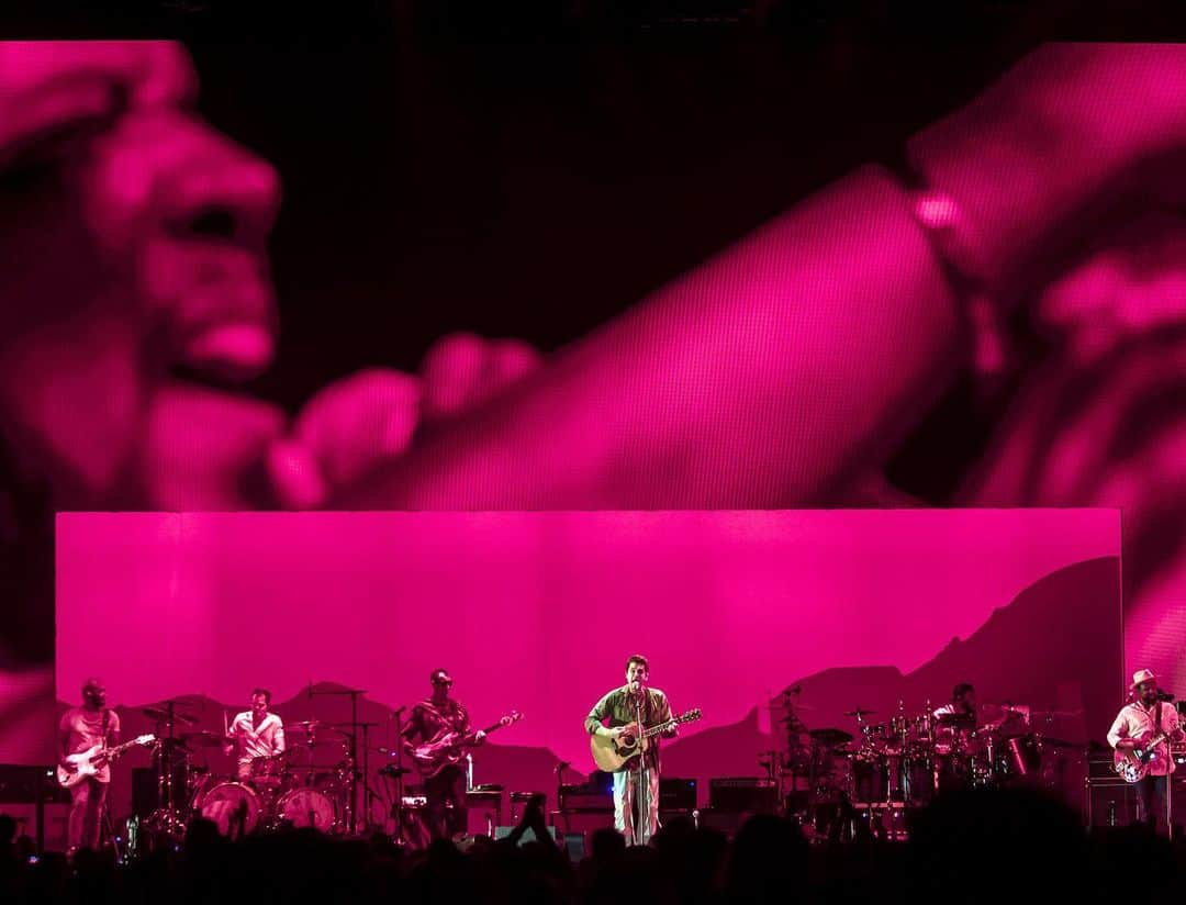 ジョン・メイヤーさんのインスタグラム写真 - (ジョン・メイヤーInstagram)「Saturday night’s concert in Columbus OH had it ✨all✨: a musical gender reveal for an expecting couple in attendance, an episode of @currentmood with guest @gigihadid, and a couple of rill, rill nice sets of music. Pure fun. (📷: Katie Friesema)」8月4日 15時58分 - johnmayer