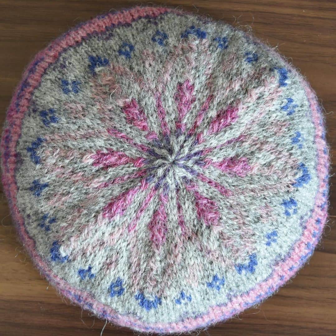 長久保智子さんのインスタグラム写真 - (長久保智子Instagram)「Finish〜💗 My first “ HARRIET’S HAT “. Pink combination I. Let’s knit other hats because there are excess yarn . * HARRET’S HAT 1枚目が完成。 なかなか可愛い模様💕 糸がまだ残っているから違うバージョンも編んでみよう * * #harrietshat #shetlandwoolweek #shetlandwool #shetlandsheep #jamiesonandsmith #mrimaakers」8月4日 16時08分 - satoko.tricot_the