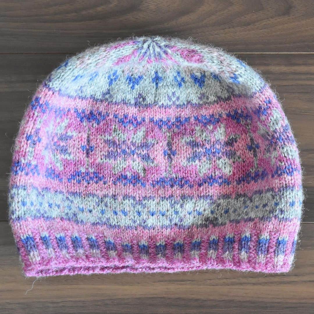 のインスタグラム：「Finish〜💗 My first “ HARRIET’S HAT “. Pink combination I. Let’s knit other hats because there are excess yarn . * HARRET’S HAT 1枚目が完成。 なかなか可愛い模様💕 糸がまだ残っているから違うバージョンも編んでみよう * * #harrietshat #shetlandwoolweek #shetlandwool #shetlandsheep #jamiesonandsmith #mrimaakers」