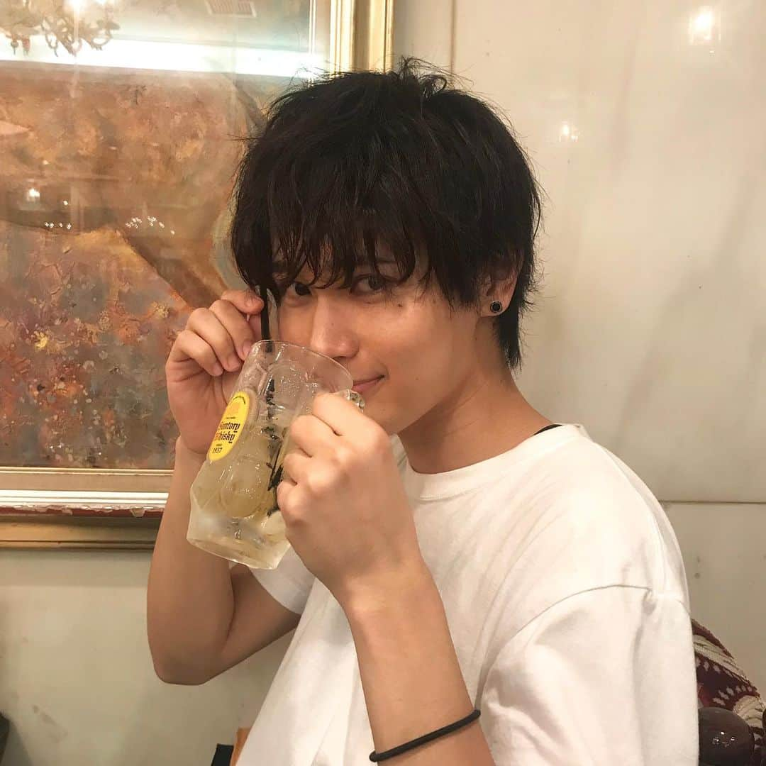 池添俊亮さんのインスタグラム写真 - (池添俊亮Instagram)「夏のハイボールうまー。 でも暑くてずっと汗かいてるから肌荒れやすい🌞🥵 ってことでTCBで肌メンテナンス。 今回はピコレーザーっていうニキビ跡やそばかすに効くものを当ててもらいました！ 塩満先生いつもありがとうございます🏥 まだ1回目なのに肌質が変わったのがわかるからすごい。  #TCB #ピコレーザー #塩満先生 #東京中央美容外科 #東京中央美容外科新宿院 #新宿 #PR @tcbshinjuku  @tcb_shiomitsu」8月4日 16時13分 - zoe_boy_0427